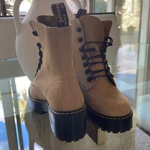 Dr.Marten Leona boots